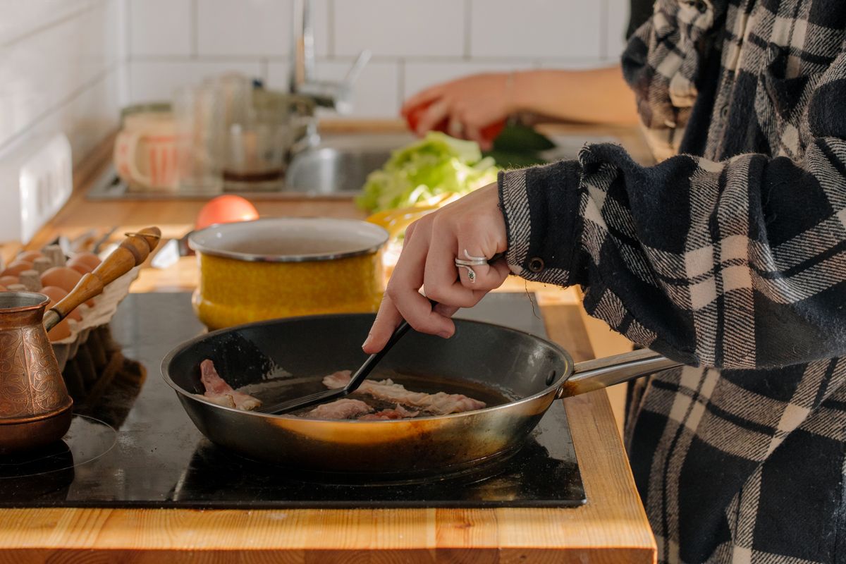 Vệ sinh chảo chống dính sau khi nấu