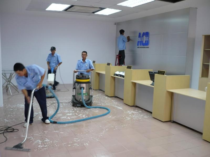 Nhân viên Vệ Sinh Công Nghiệp Sài Gòn đang thực hiện vệ sinh công nghiệp tại nhà dân với máy móc hiện đại và tác phong chuyên nghiệp.
