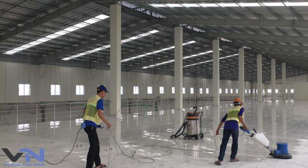 Nhân viên Dịch Vụ Việt Nhật đang thực hiện vệ sinh công nghiệp với máy móc hiện đại và quy trình chuẩn Nhật tại văn phòng làm việc.