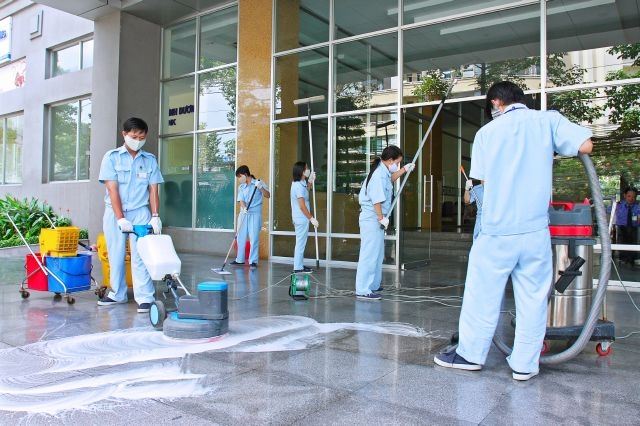 Nhân viên Sao Việt đang thực hiện vệ sinh công nghiệp trong ca đêm tại văn phòng, đảm bảo sạch sẽ và đúng tiến độ.