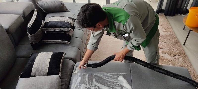 Nhân viên Việt Clean đang thực hiện dịch vụ vệ sinh nệm, xử lý vết bẩn cứng đầu, khử mùi và diệt khuẩn triệt để