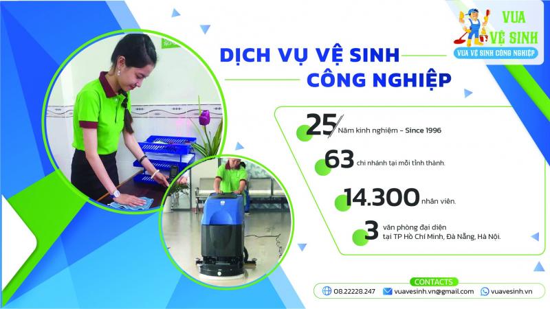 Nhân viên Vua Vệ Sinh đang thực hiện dịch vụ vệ sinh nệm bằng hóa chất sinh học an toàn, làm sạch sâu và không gây kích ứng da