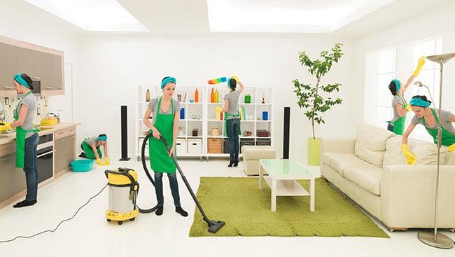 Nhân viên công ty vệ sinh Anh Thư đang thực hiện dịch vụ vệ sinh nệm, đảm bảo sạch sâu, báo giá minh bạch và hỗ trợ khách hàng 24/7