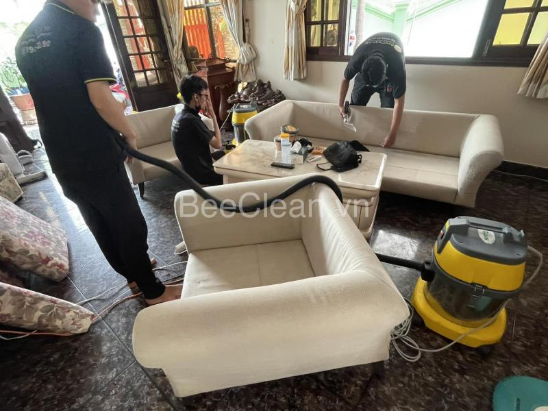 Nhân viên BeeClean đang thực hiện dịch vụ vệ sinh nệm, sử dụng công nghệ tia UV để loại bỏ vi khuẩn và nấm mốc triệt để