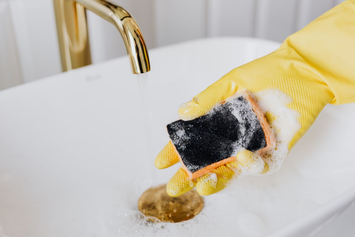 Vệ sinh thiết bị nhà tắm bằng dung dịch tẩy rửa