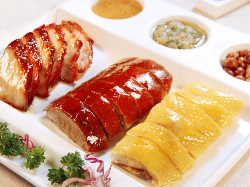 Đĩa ba món gồm vịt quay da giòn, thịt xá xíu và gà hấp kiểu Hồng Kông, kèm nước chấm đặc trưng tại nhà hàng Dim Tu Tac. Món ăn trình bày đẹp mắt trên đĩa trắng sang trọng.