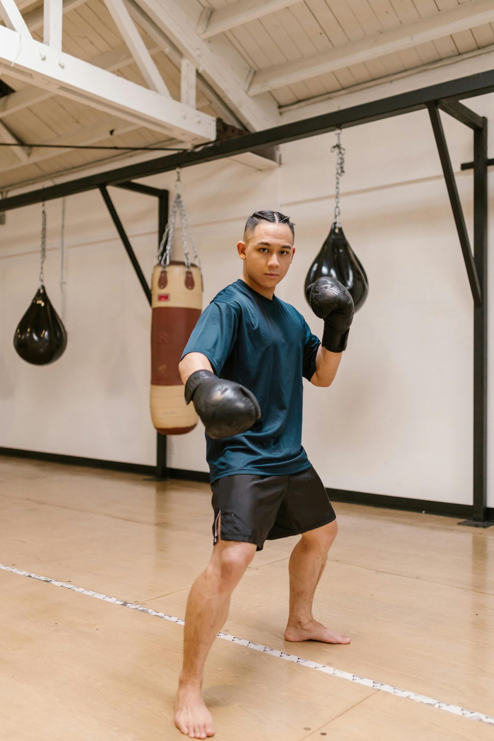 Võ sĩ boxing tập luyện tại phòng gym chuyên nghiệp