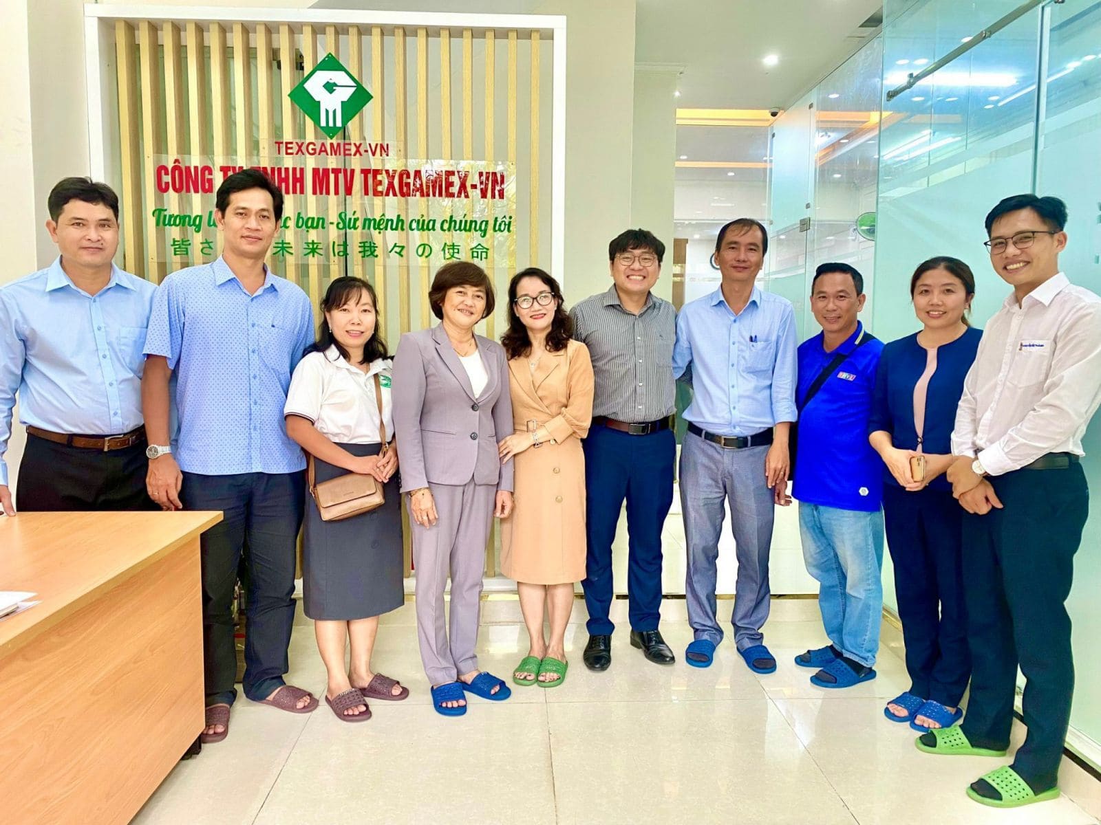 Cán bộ và nhân viên công ty xuất khẩu lao động TEXGAMEX chụp ảnh tập thể tại văn phòng TP.HCM, đơn vị nhà nước hoạt động trong lĩnh vực đưa lao động đi Nhật, Đài Loan, châu Âu.
