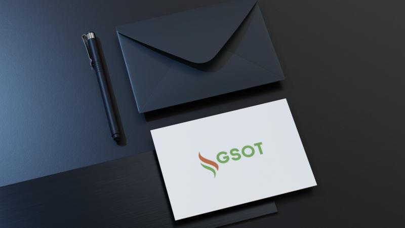 Logo GSOT màu xanh cam trên thiệp trắng, bên cạnh phong bì đen – đại diện cho công ty công nghệ chuyên phần mềm tài chính.