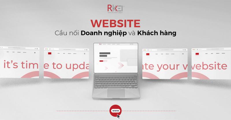 Laptop hiển thị giao diện website và slogan “Cầu nối doanh nghiệp và khách hàng” của công ty công nghệ Rikkeisoft.