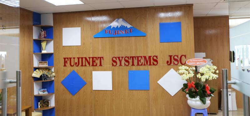 Logo Fujinet Systems tại văn phòng TP.HCM, thể hiện sự chuyên nghiệp và hợp tác Nhật – Việt trong ngành phần mềm.